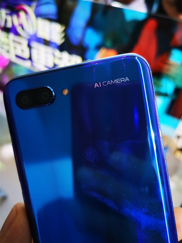 首创变色极光镀膜+小萌脸!荣耀10现场图赏