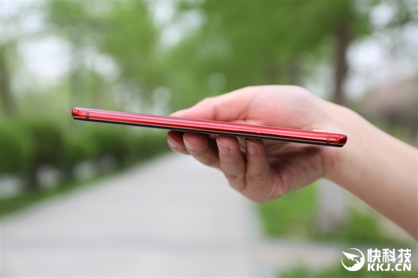 OPPO R15梦镜红版开箱图赏：这颜值一眼心动