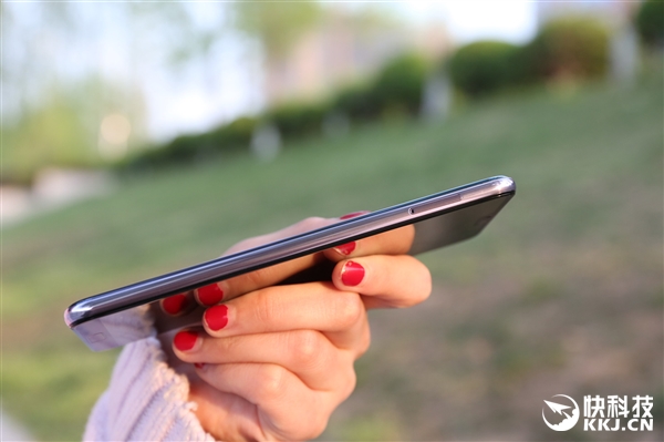 7000元！华为P20 Pro开箱图赏：渐变配色美呆了