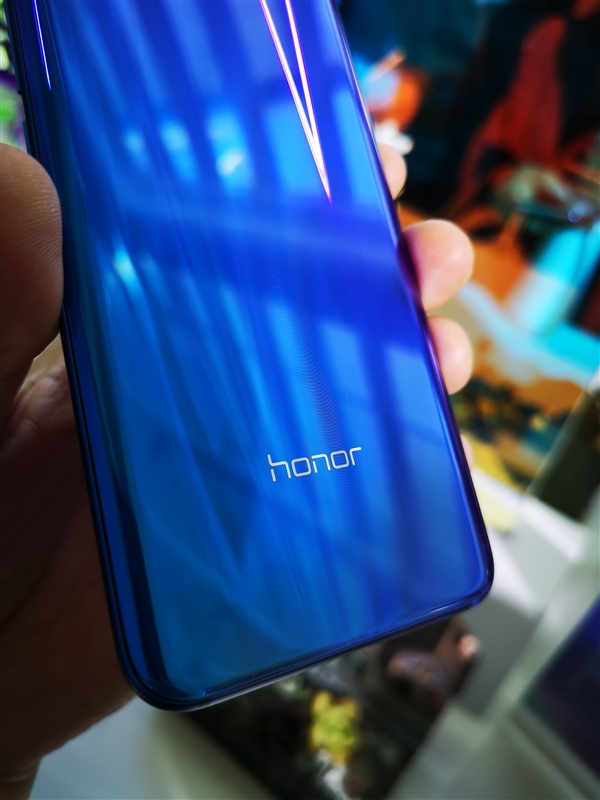 首创变色极光镀膜+小萌脸!荣耀10现场图赏