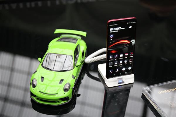 登峰造极！华为MateRS保时捷设计诠释“超级旗舰”新概念