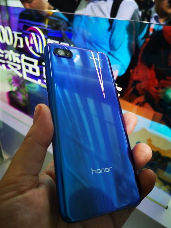 首创变色极光镀膜+小萌脸!荣耀10现场图赏