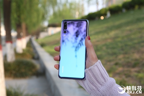 7000元！华为P20 Pro开箱图赏：渐变配色美呆了