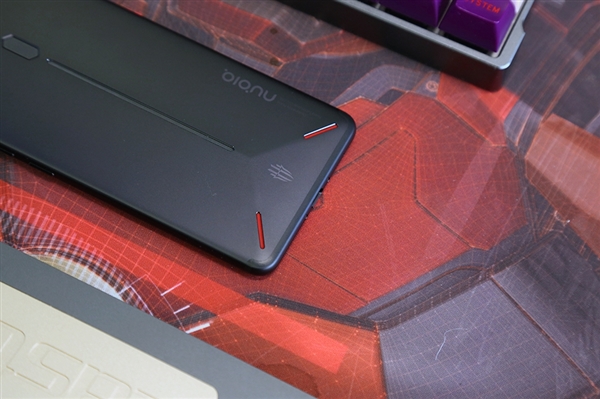 努比亚红魔游戏手机开箱：幻彩RGB灯带颜值赞