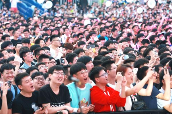 国际武汉斗鱼直播节开幕 首日入园近16万人次