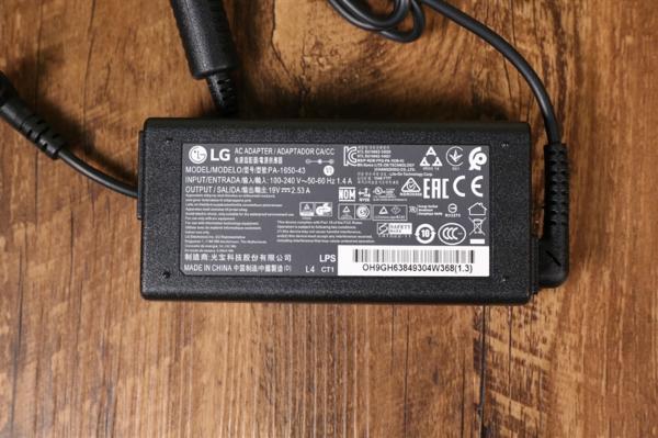 3.5小时续航！LG PH450超短焦投影仪体验评测：背包里的80英寸巨幕