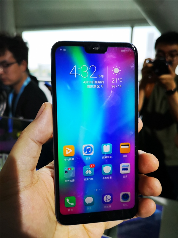 首创变色极光镀膜+小萌脸!荣耀10现场图赏