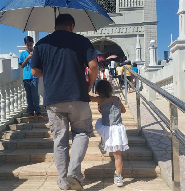 妈妈四年前开始偷拍爸爸与女儿合影 她还有个更宏大的计划