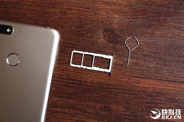 1099元！华为畅享8e开箱图赏：边框如此闪亮