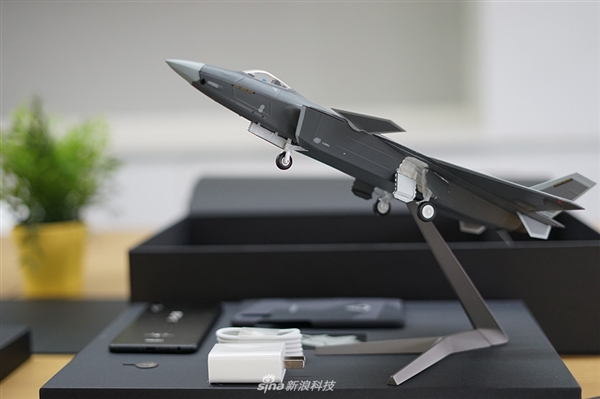 魅蓝E3歼-20定制典藏版开箱：颜值爆表