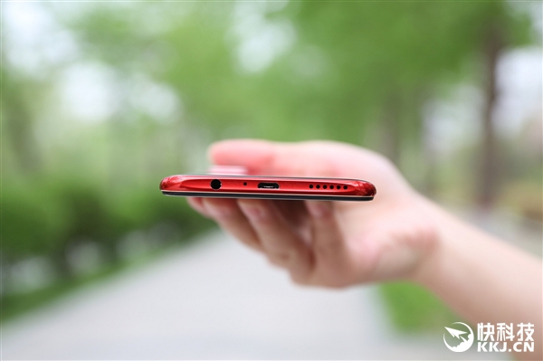 OPPO R15梦镜红版开箱图赏：这颜值一眼心动