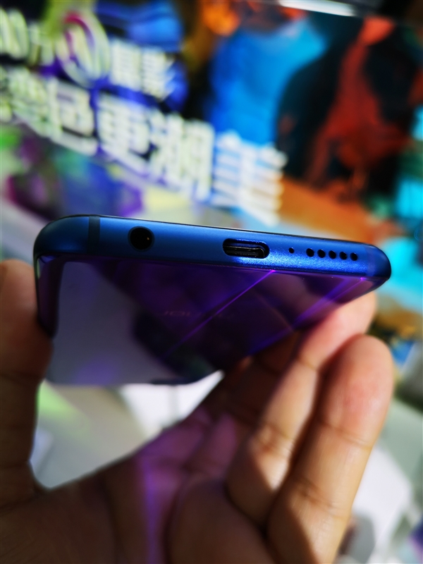 首创变色极光镀膜+小萌脸!荣耀10现场图赏