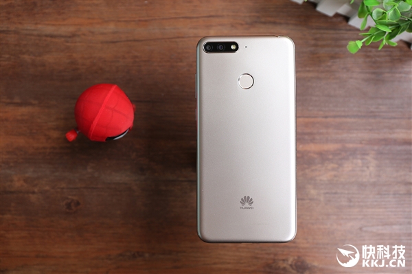 1099元！华为畅享8e开箱图赏：边框如此闪亮