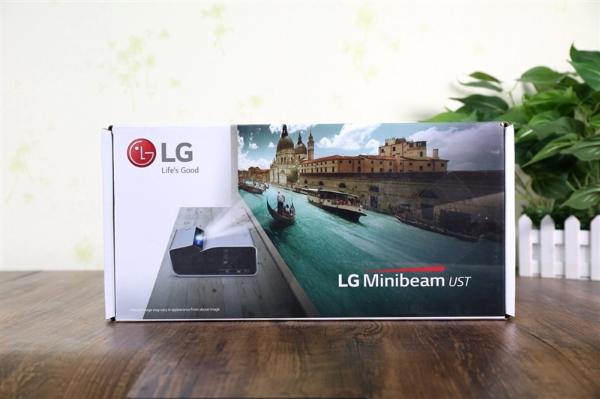 3.5小时续航！LG PH450超短焦投影仪体验评测：背包里的80英寸巨幕