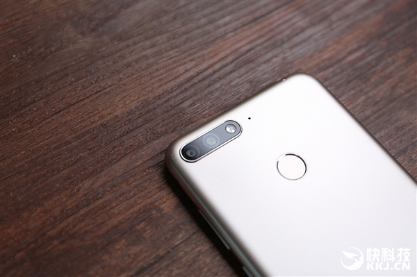 1099元！华为畅享8e开箱图赏：边框如此闪亮