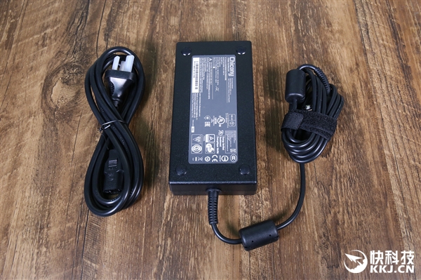 8代U+1060!雷神911M星耀版游戏本开箱图赏