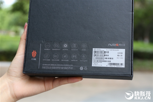 努比亚红魔游戏手机开箱图赏：四种RGB灯效