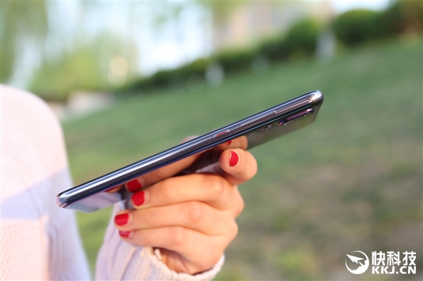 7000元！华为P20 Pro开箱图赏：渐变配色美呆了