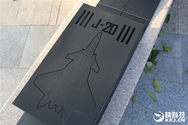 魅蓝E3歼-20典藏版开箱图赏：航模超霸气