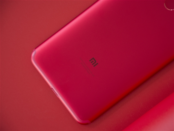 小米6X开箱图赏:“杨柳腰”设计握感上佳