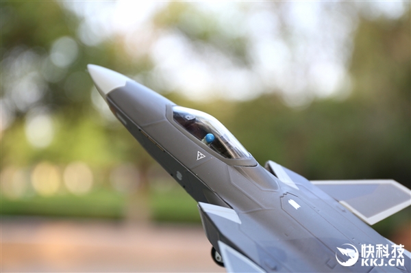 魅蓝E3歼-20典藏版开箱图赏：航模超霸气