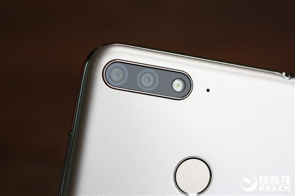 1099元！华为畅享8e开箱图赏：边框如此闪亮