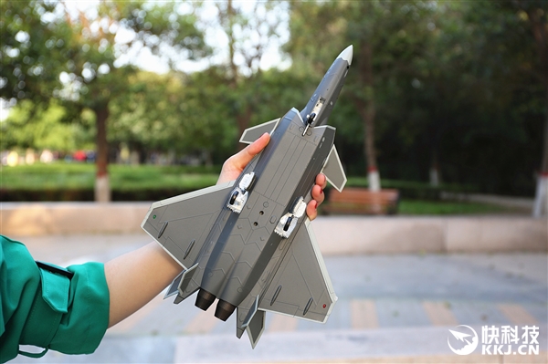 魅蓝E3歼-20典藏版开箱图赏：航模超霸气