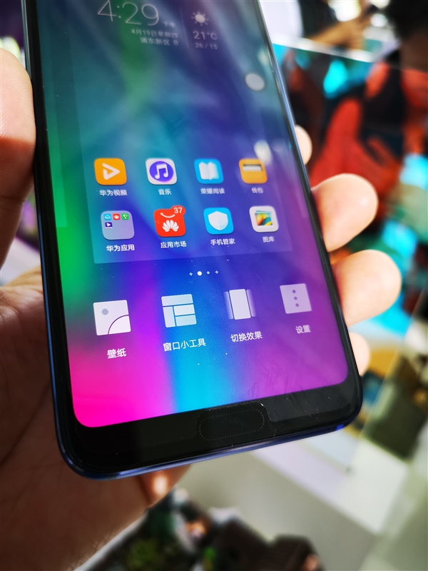 首创变色极光镀膜+小萌脸!荣耀10现场图赏