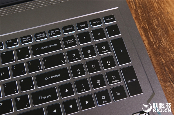 8代U+1060!雷神911M星耀版游戏本开箱图赏