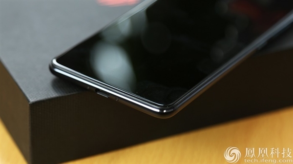 努比亚红魔游戏手机图赏：背后1680万色“跑马灯”感受下