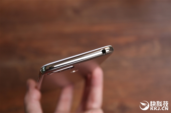 1099元！华为畅享8e开箱图赏：边框如此闪亮