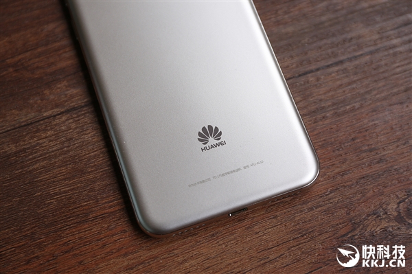 1099元！华为畅享8e开箱图赏：边框如此闪亮