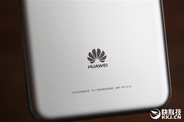 1099元！华为畅享8e开箱图赏：边框如此闪亮