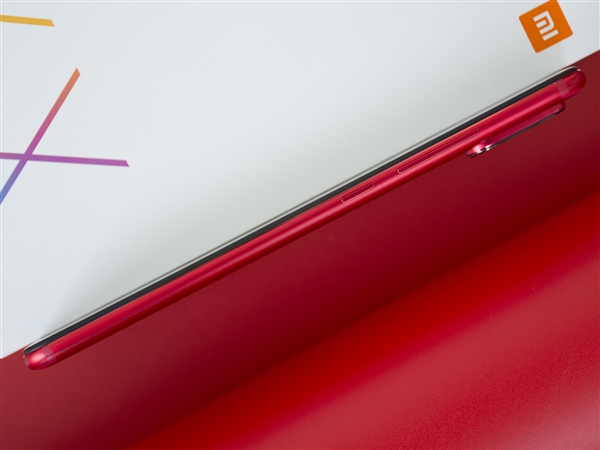 小米6X开箱图赏:“杨柳腰”设计握感上佳