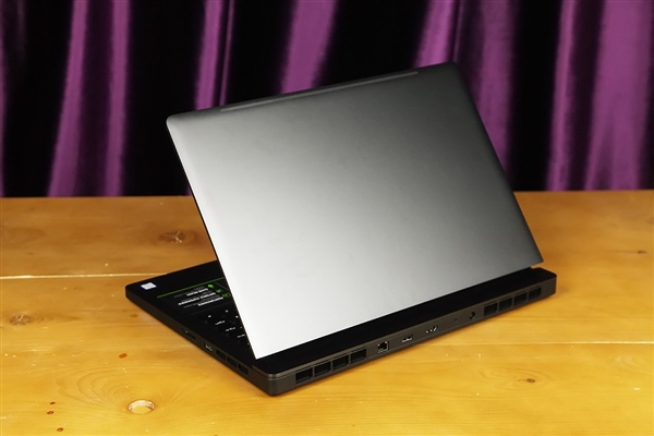 小米游戏本开箱：3+2热管散热给力