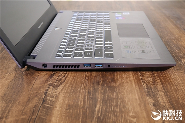 8代U+1060!雷神911M星耀版游戏本开箱图赏