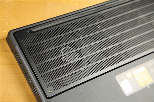 小米游戏本开箱：3+2热管散热给力