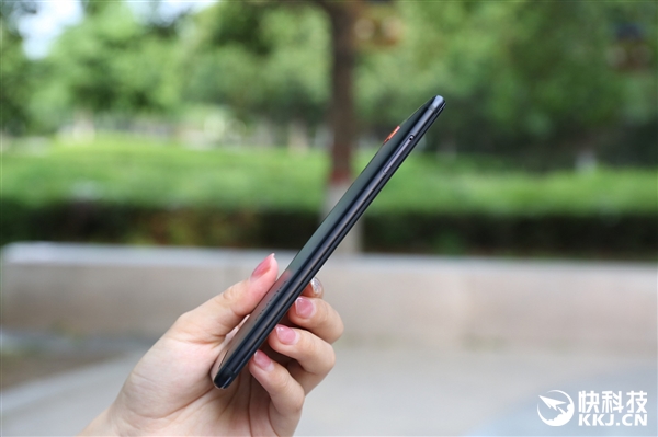 努比亚红魔游戏手机开箱图赏：四种RGB灯效