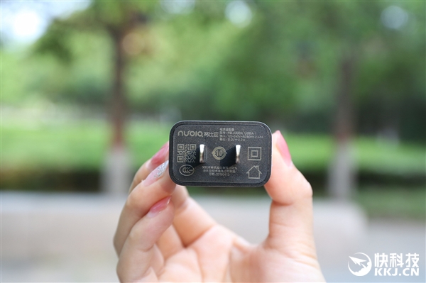 努比亚红魔游戏手机开箱图赏：四种RGB灯效