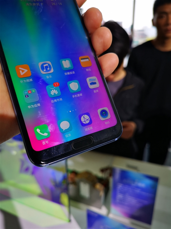 首创变色极光镀膜+小萌脸!荣耀10现场图赏