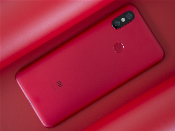 小米6X开箱图赏:“杨柳腰”设计握感上佳