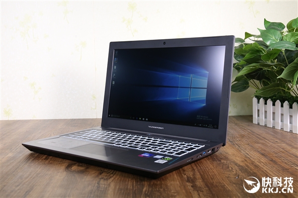 8代U+1060!雷神911M星耀版游戏本开箱图赏