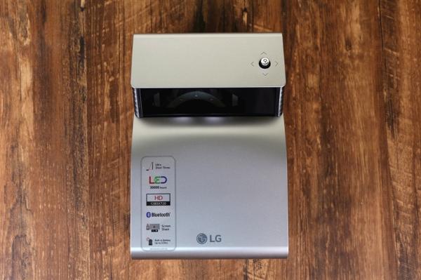 3.5小时续航！LG PH450超短焦投影仪体验评测：背包里的80英寸巨幕