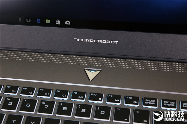 8代U+1060!雷神911M星耀版游戏本开箱图赏