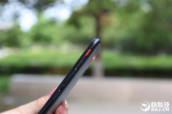 努比亚红魔游戏手机开箱图赏：四种RGB灯效