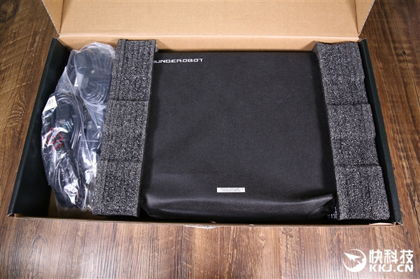 8代U+1060!雷神911M星耀版游戏本开箱图赏