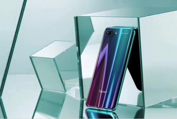 首创变色极光镀膜+小萌脸!荣耀10现场图赏