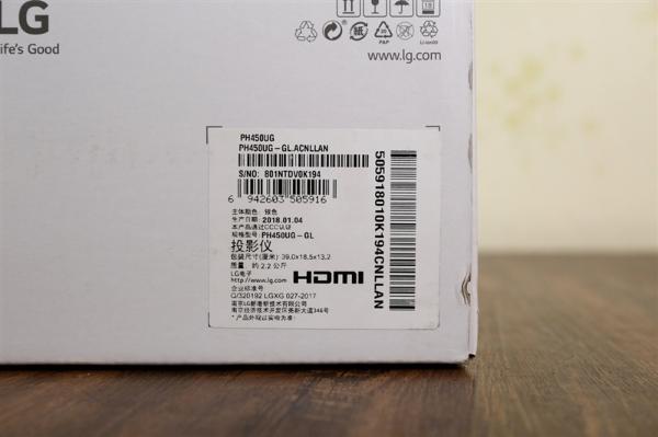 3.5小时续航！LG PH450超短焦投影仪体验评测：背包里的80英寸巨幕