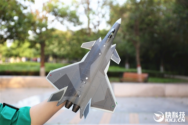 魅蓝E3歼-20典藏版开箱图赏：航模超霸气