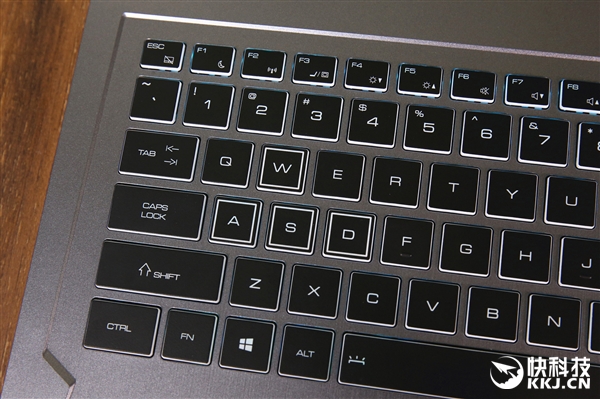 8代U+1060!雷神911M星耀版游戏本开箱图赏